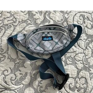 Kavu Spectator Belt Bag Fanny Pack Grey Teal Geometric Tie Dye Print Adjustable
